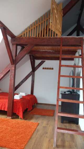 Гостевой дом Conacul Bunicilor Байя-де-Фьер Attic Family Suite with Balcony-3